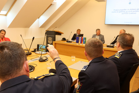 PODPIS POGODBE ZA DOBAVO GASILSKEGA VOZILA PGD GRAHOVO 03 FOTO LJUBO VUKELIČ